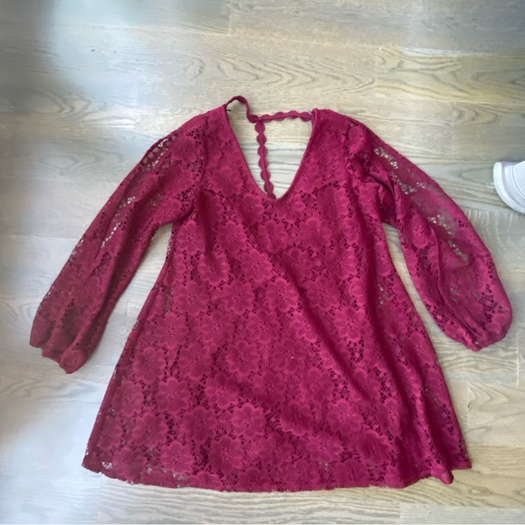 Such a darling lace dress with slit sleeves - Picture 1 of 3